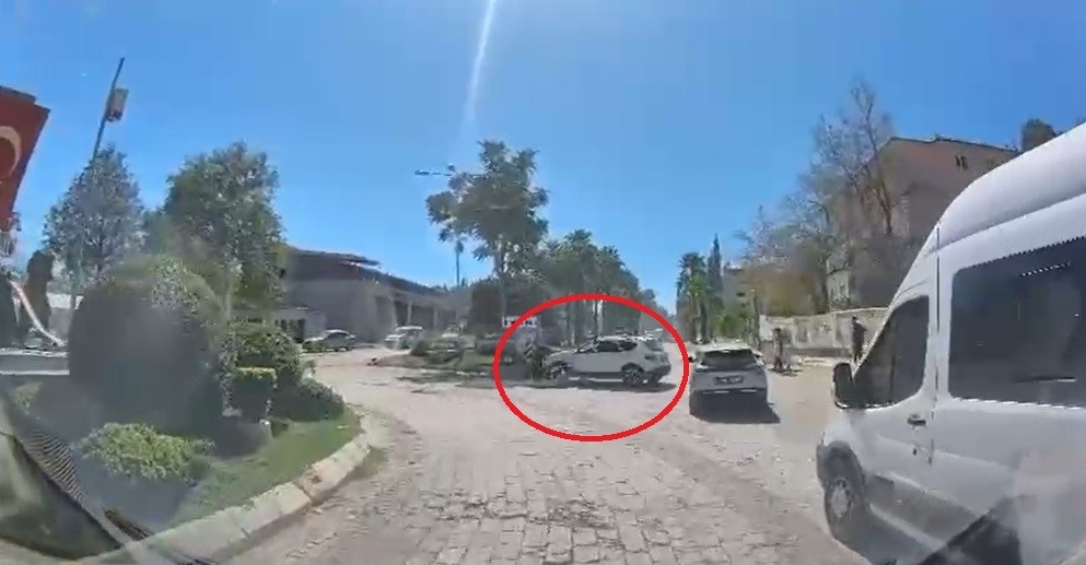 Motosikletin, d&ouml;n&uuml;ş yapan otomobille &ccedil;arpıştığı kaza kamerada
