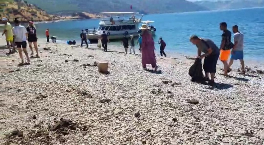 Doğaseverler Van G&ouml;l&uuml; sahilinde &ccedil;&ouml;p topladı
