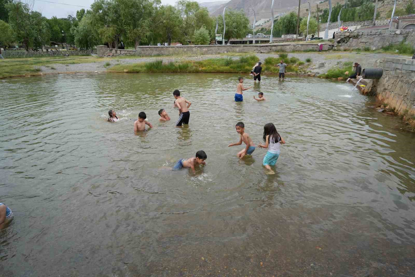 Sıcaktan bunalan &ccedil;ocuklar havuzda serinledi
