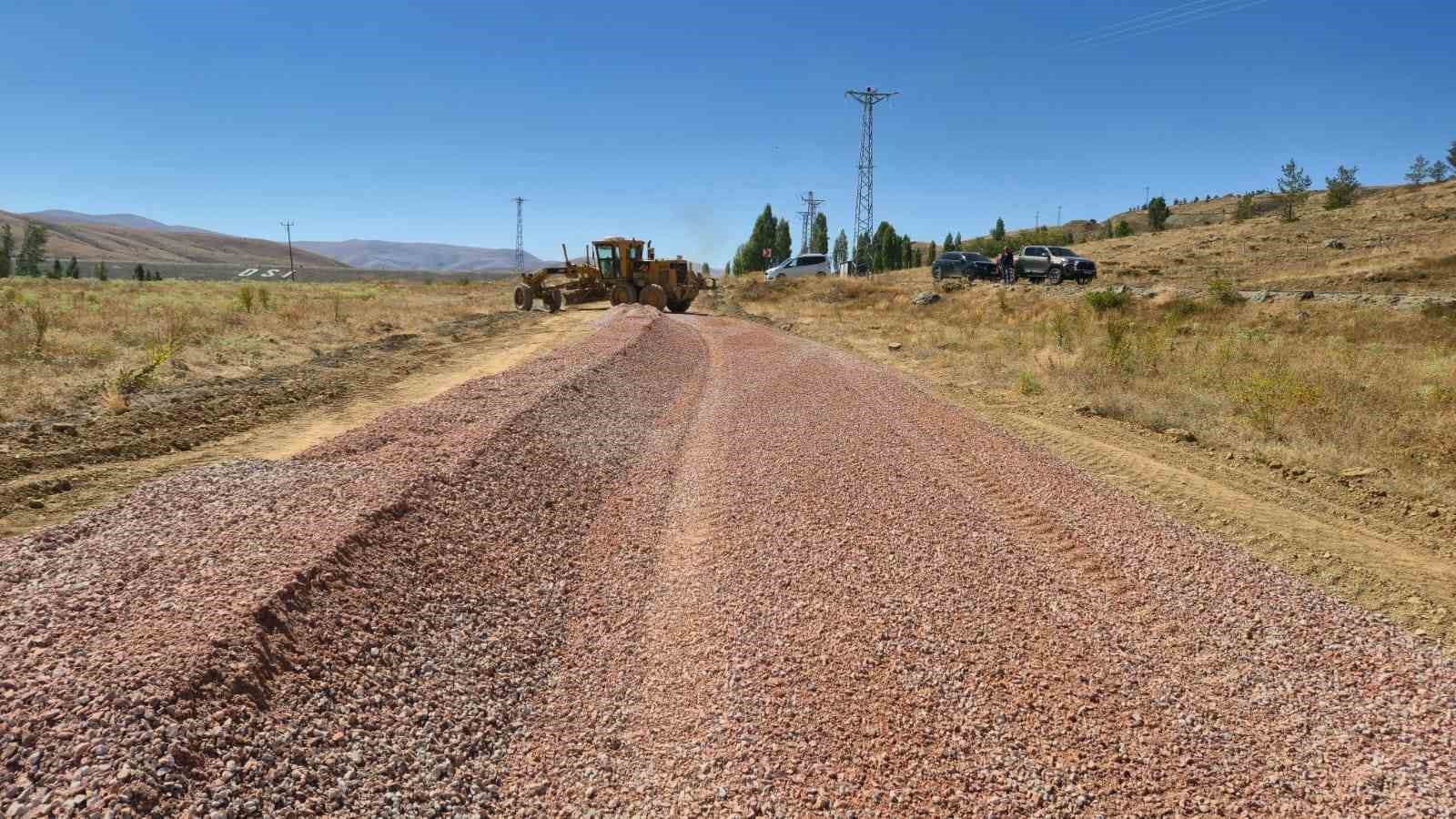 Demir&ouml;z&uuml;&rsquo;nde tarla i&ccedil;i yol yapım &ccedil;alışmaları devam ediyor
