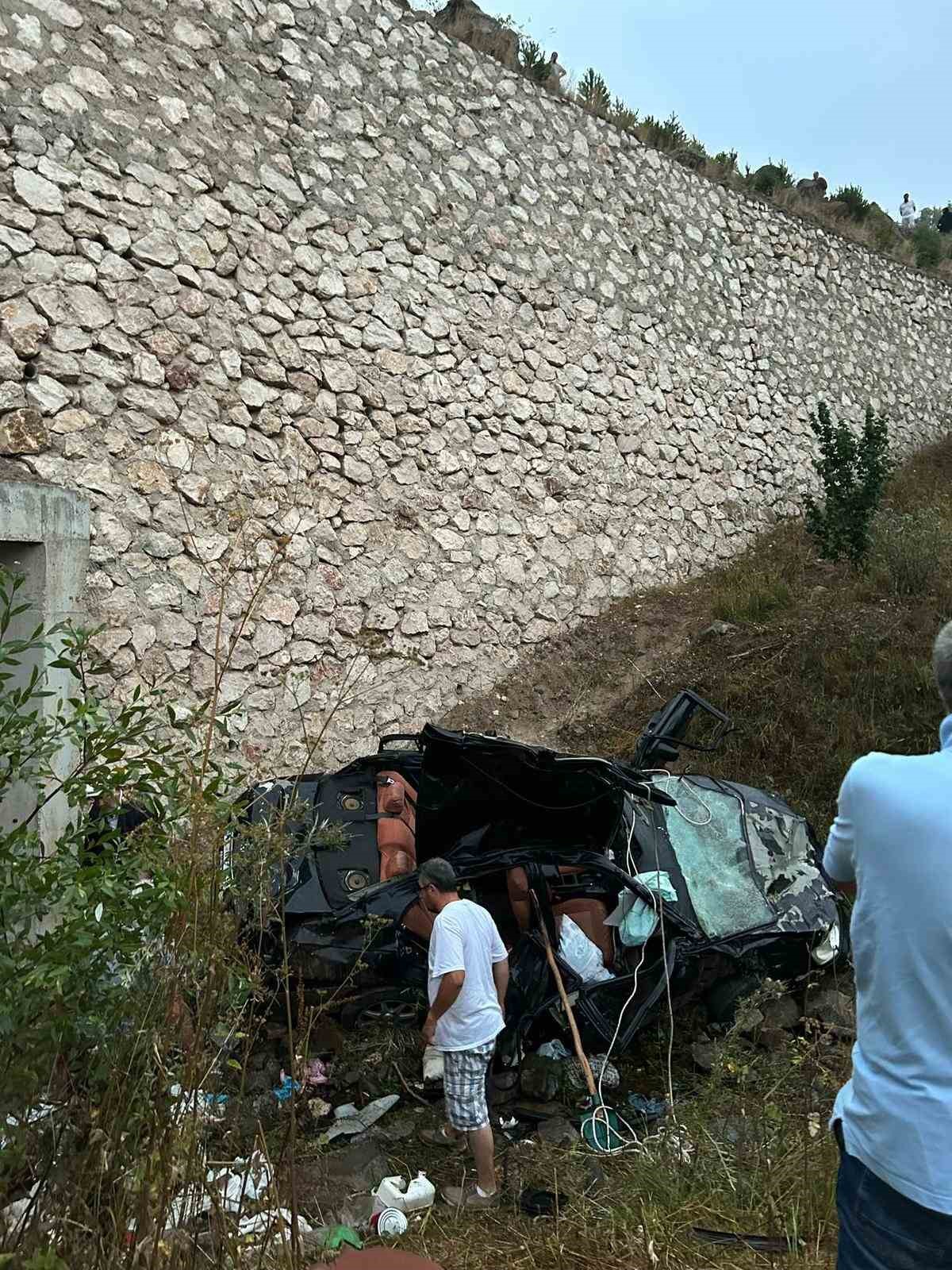 Hurdaya dönen otomobil iki kişiye mezar oldu