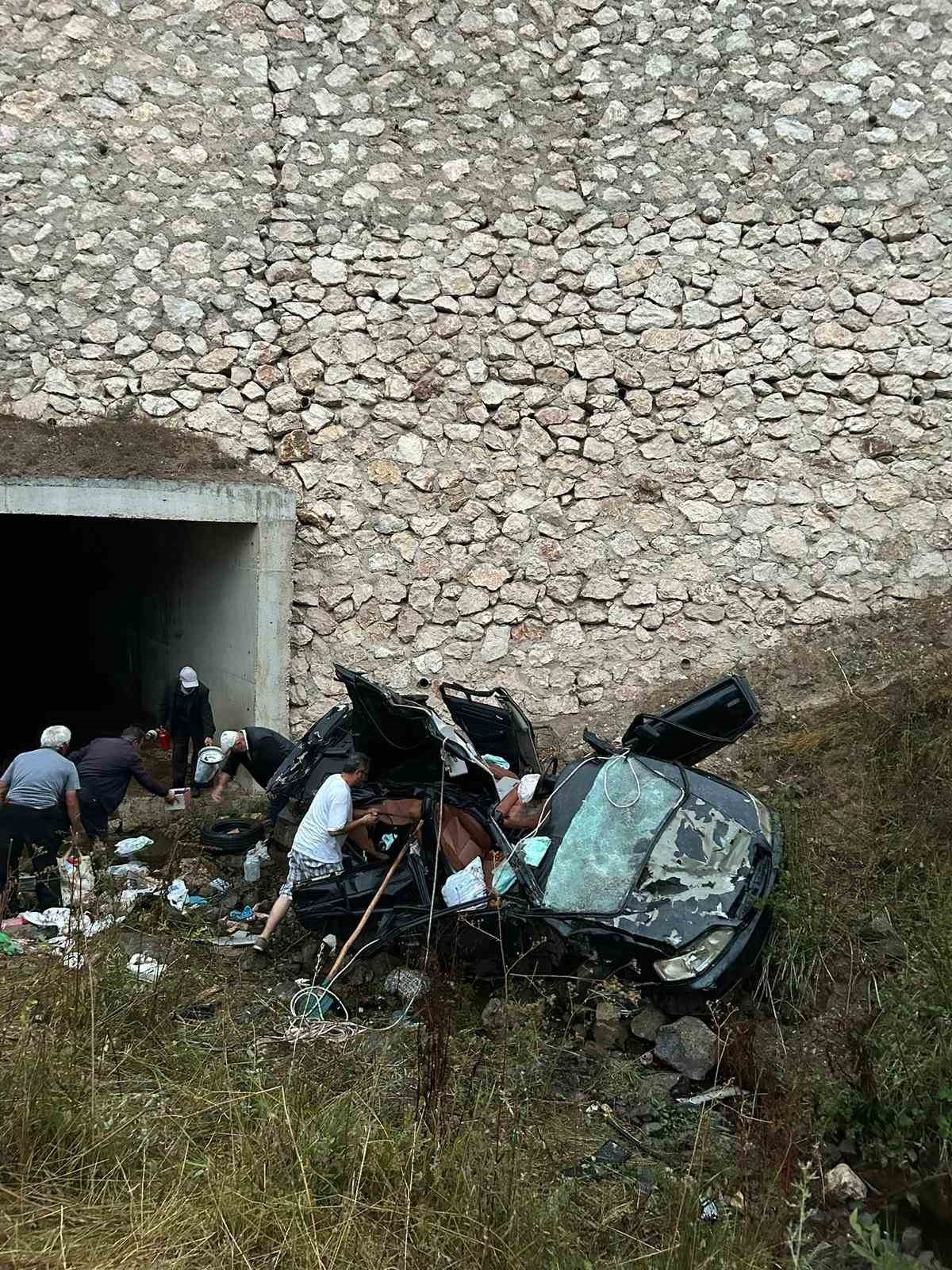 Hurdaya dönen otomobil iki kişiye mezar oldu
