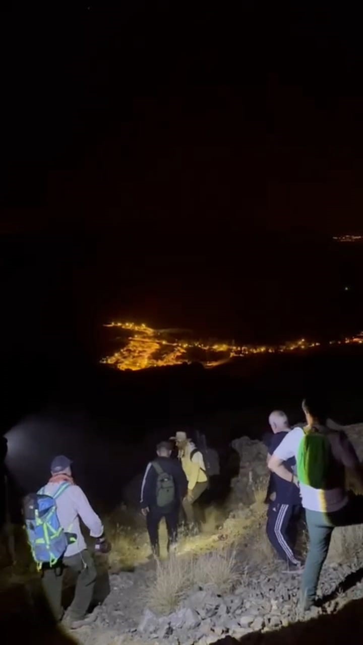 Van G&ouml;l&uuml;&rsquo;ne dikkat &ccedil;ekmek i&ccedil;in Erek Dağı&rsquo;na tırmandılar
