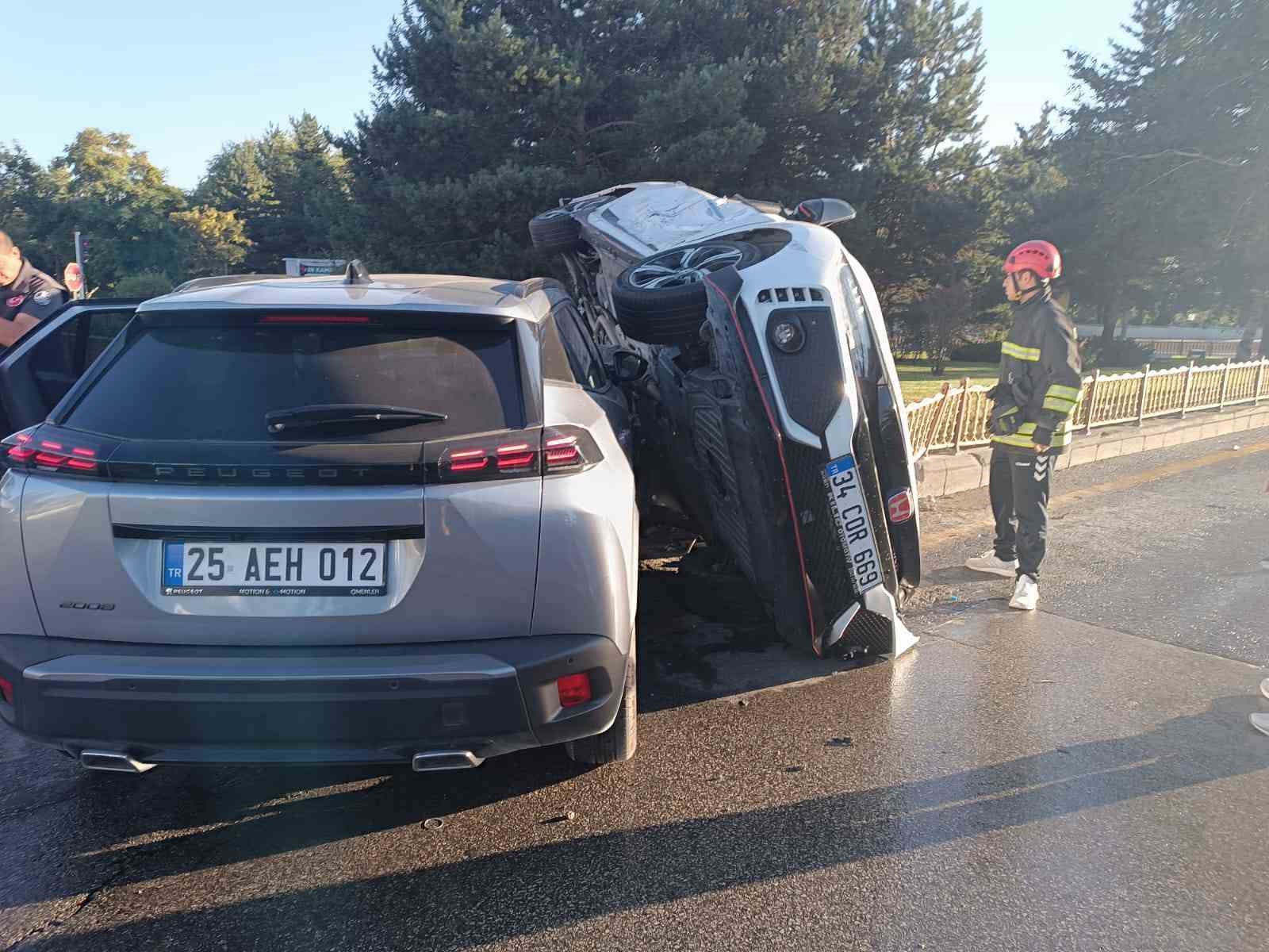 Erzurum&rsquo;da ara&ccedil;lar yan yattı
