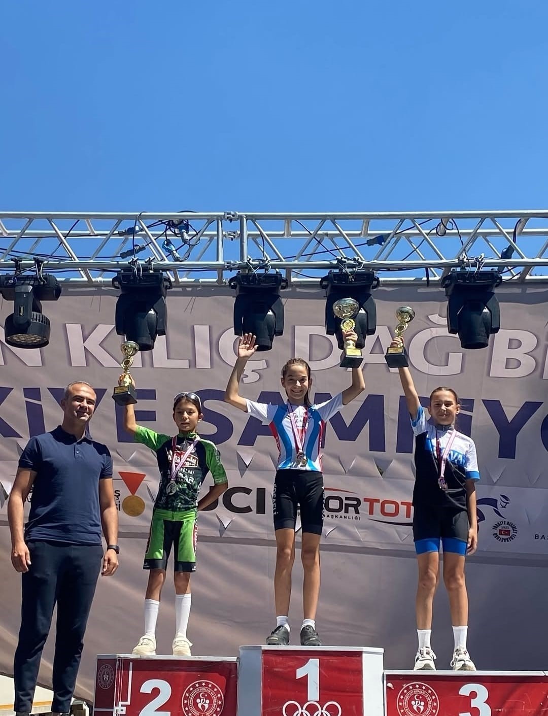 Akhisarlı bisikletçilerden önemli başarı