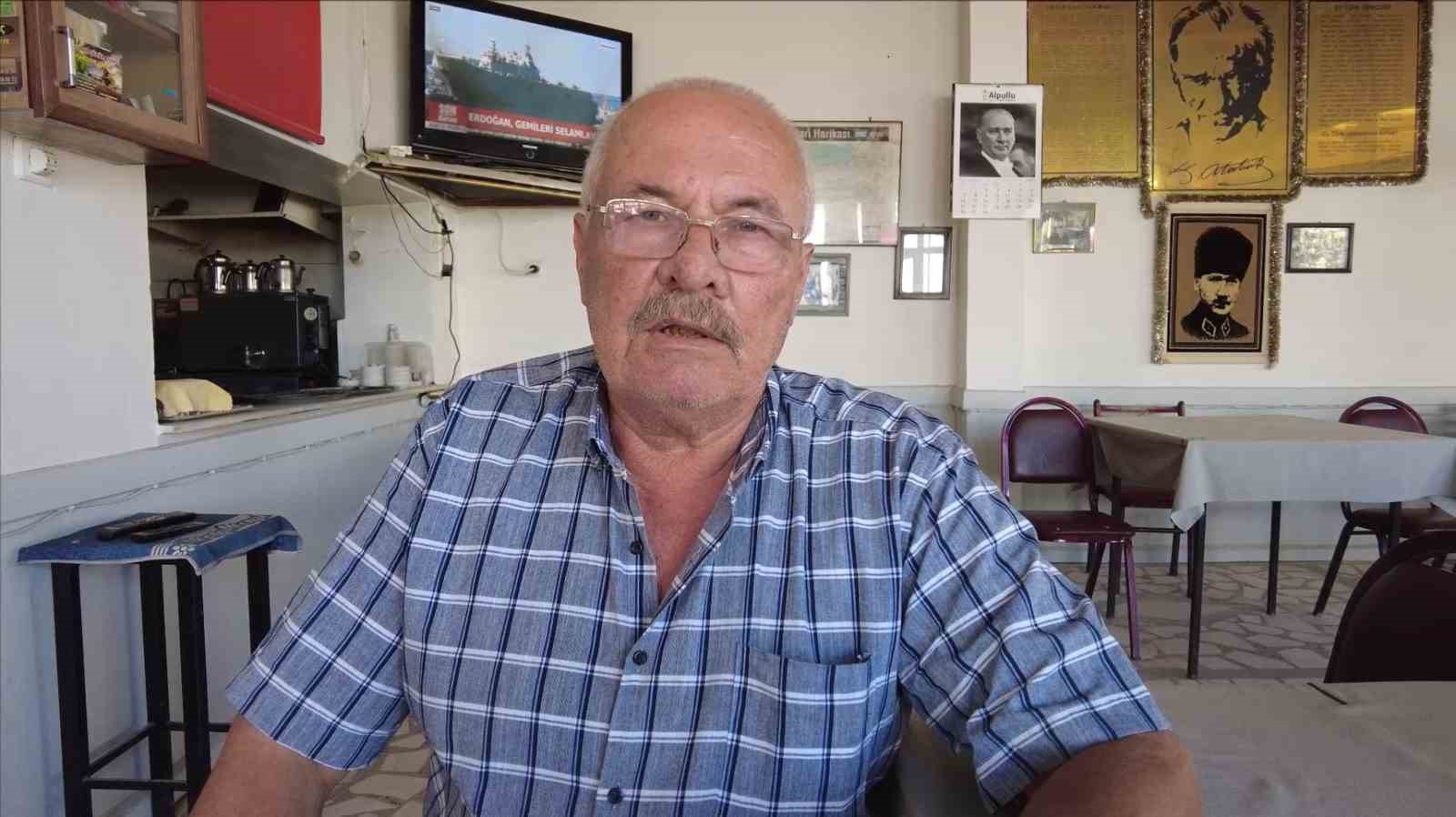 Kuruyan g&ouml;lette derin &ccedil;atlaklar oluştu
