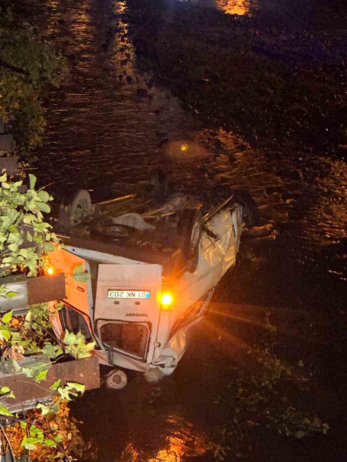 Trabzon’da minibüs dereye uçtu: 3 yaralı