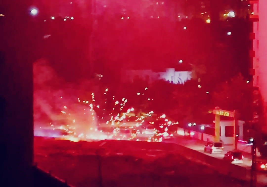 Diyarbakır’da havai fişek inşaat alanındaki malzemeleri tutuşturdu, düğün konvoyundakiler yangını söndürdü