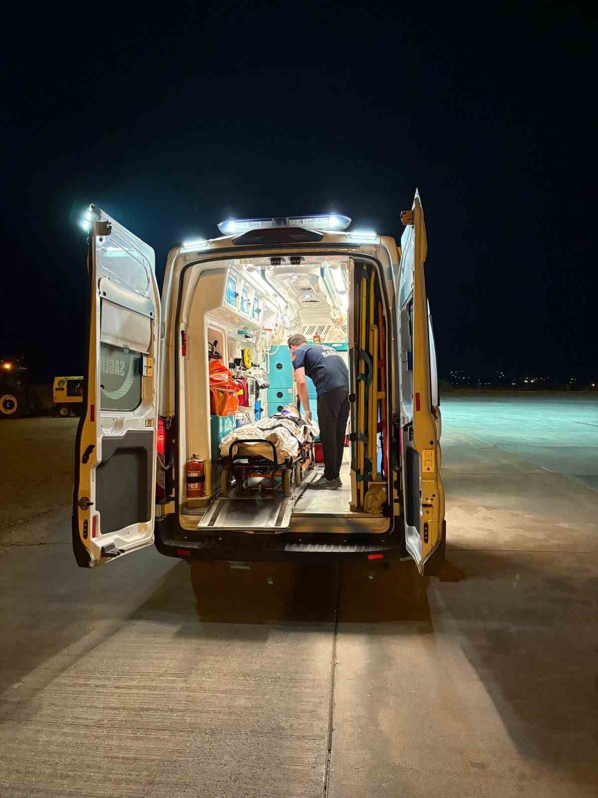 Muş&rsquo;ta bisiklet s&uuml;rerken otomobil &ccedil;arpan &ccedil;ocuk ambulans u&ccedil;akla Ankara&rsquo;ya sevk edildi
