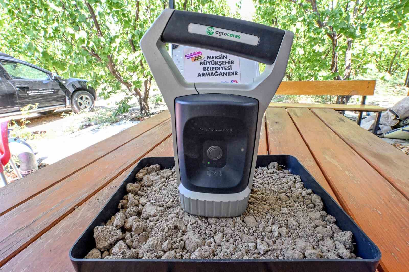 Mersin&rsquo;de &uuml;reticiye toprak analiz cihazı desteği
