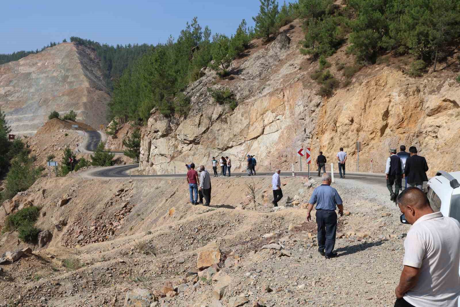Adanada 35 yldr bitmeyen yol ilesi: 5 kiinin hayatn kaybettii yolda ac nbet
