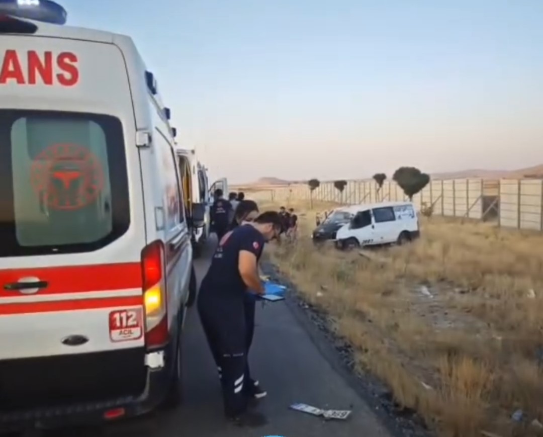 Van&rsquo;da trafik kazası: 2 &ouml;l&uuml;, 3 yaralı
