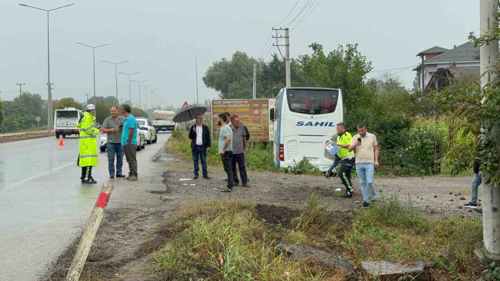 Samsun’da yolcu otobüsü, yol kenarında kamyonete branda çekenlere çarptı: 1 ölü, 1 yaralı