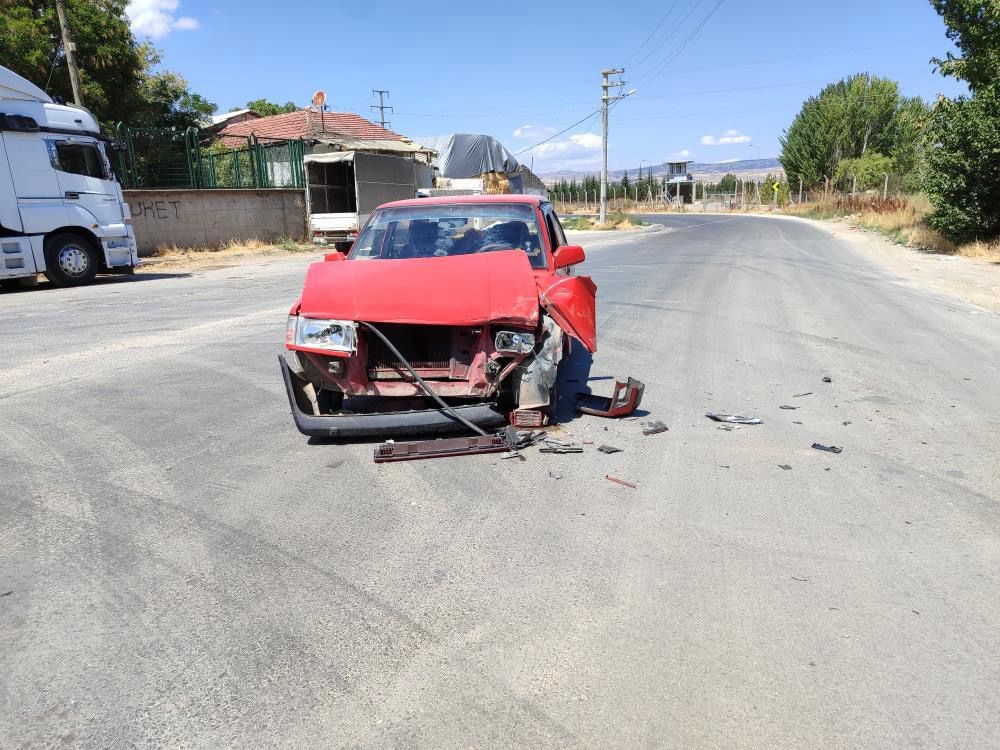 Çarpışmanın etkisiyle savrulan otomobil müstakil eve girdi: 1 yaralı