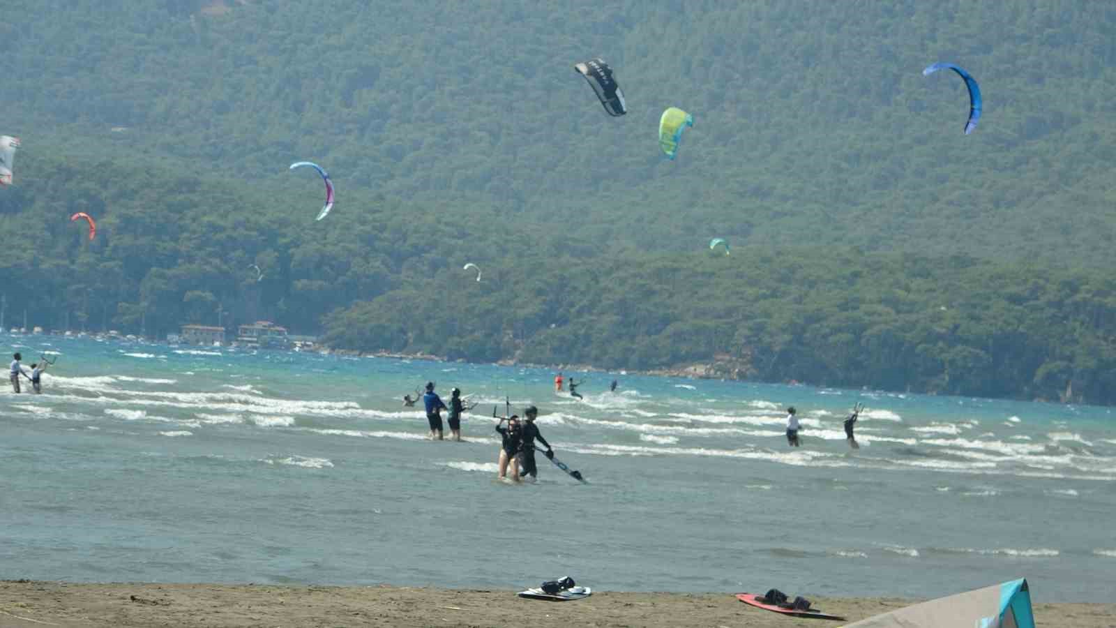Oyuncu Deniz’den Akyaka’ya övgü: "Uçurtma sörfü için mükemmel bir yer"