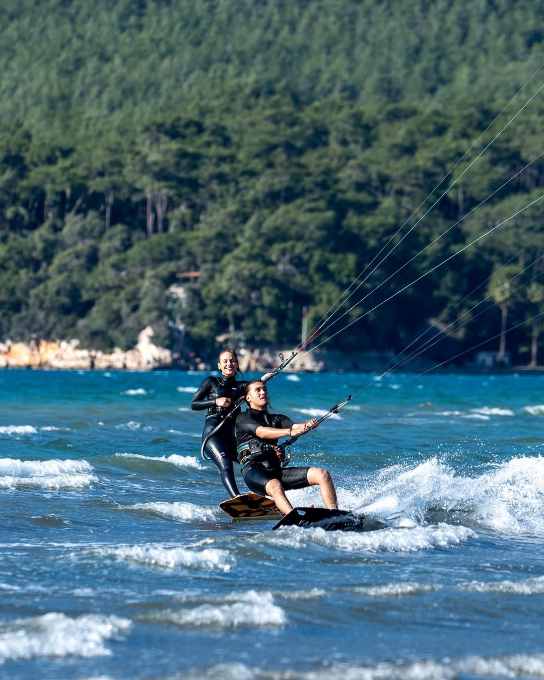 Oyuncu Deniz’den Akyaka’ya övgü: "Uçurtma sörfü için mükemmel bir yer"
