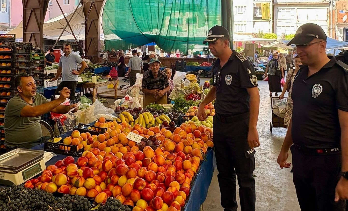 &Ccedil;ine&rsquo;de zabıta ekiplerinden pazar yerinde sıkı denetim
