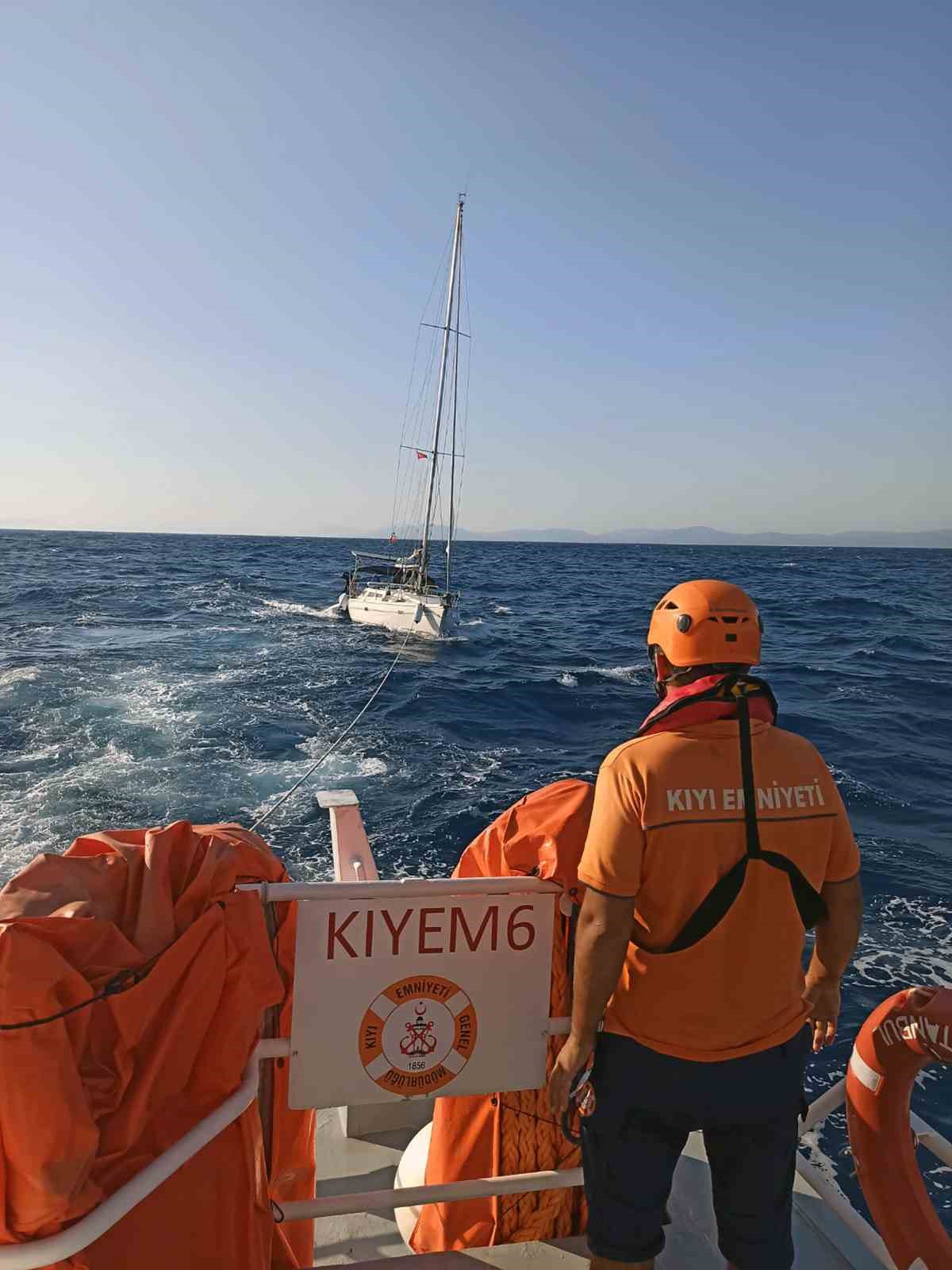 Datça açıklarında arızalanan yelkenli tekne kurtarıldı