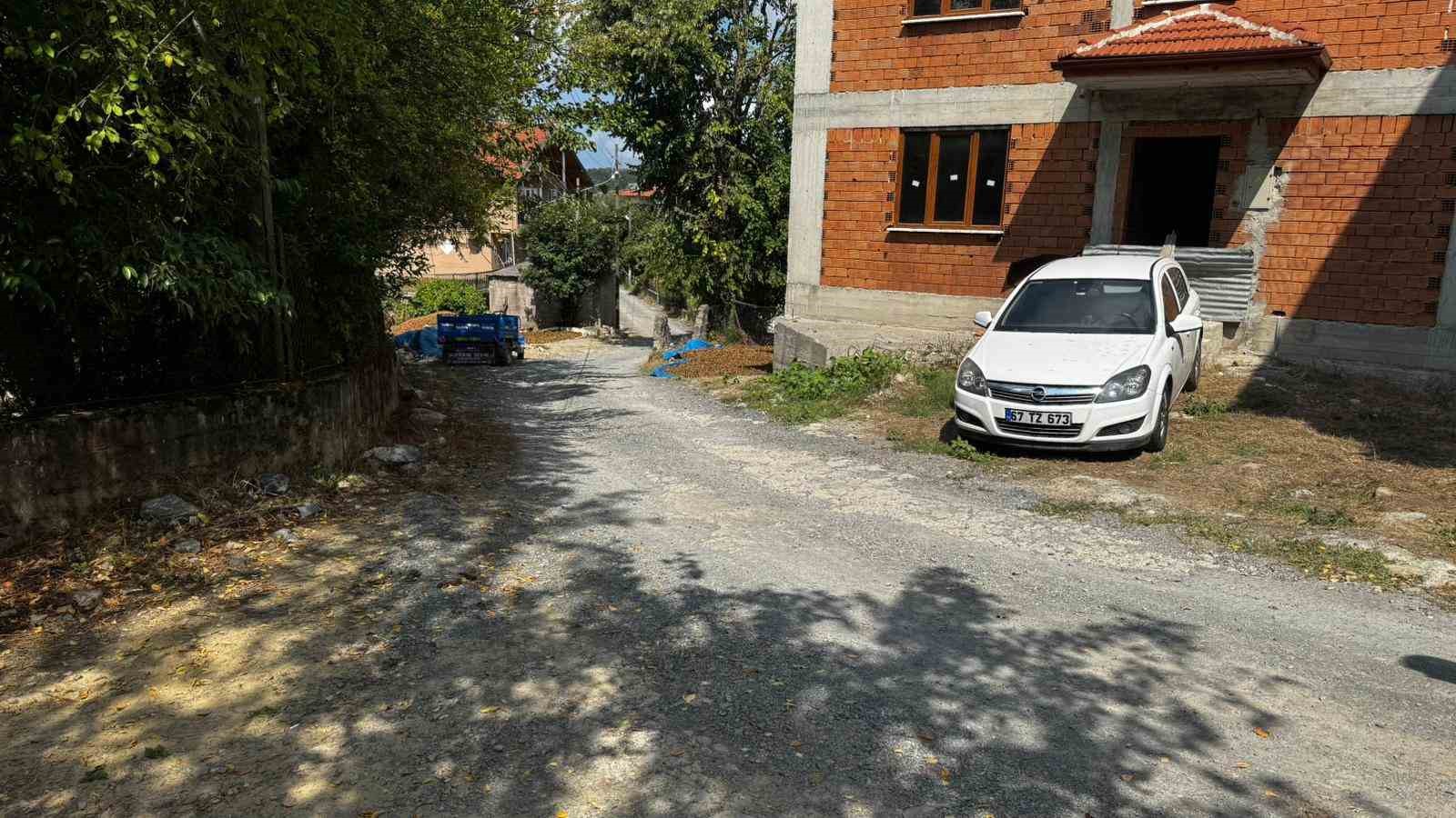 Muhtar ve k&ouml;yl&uuml;n&uuml;n yol &ccedil;ilesi
