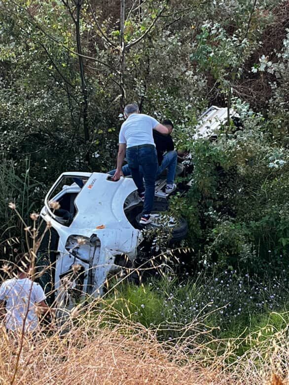 Kontrolden çıkan kamyonet ağaçlık alana uçtu
