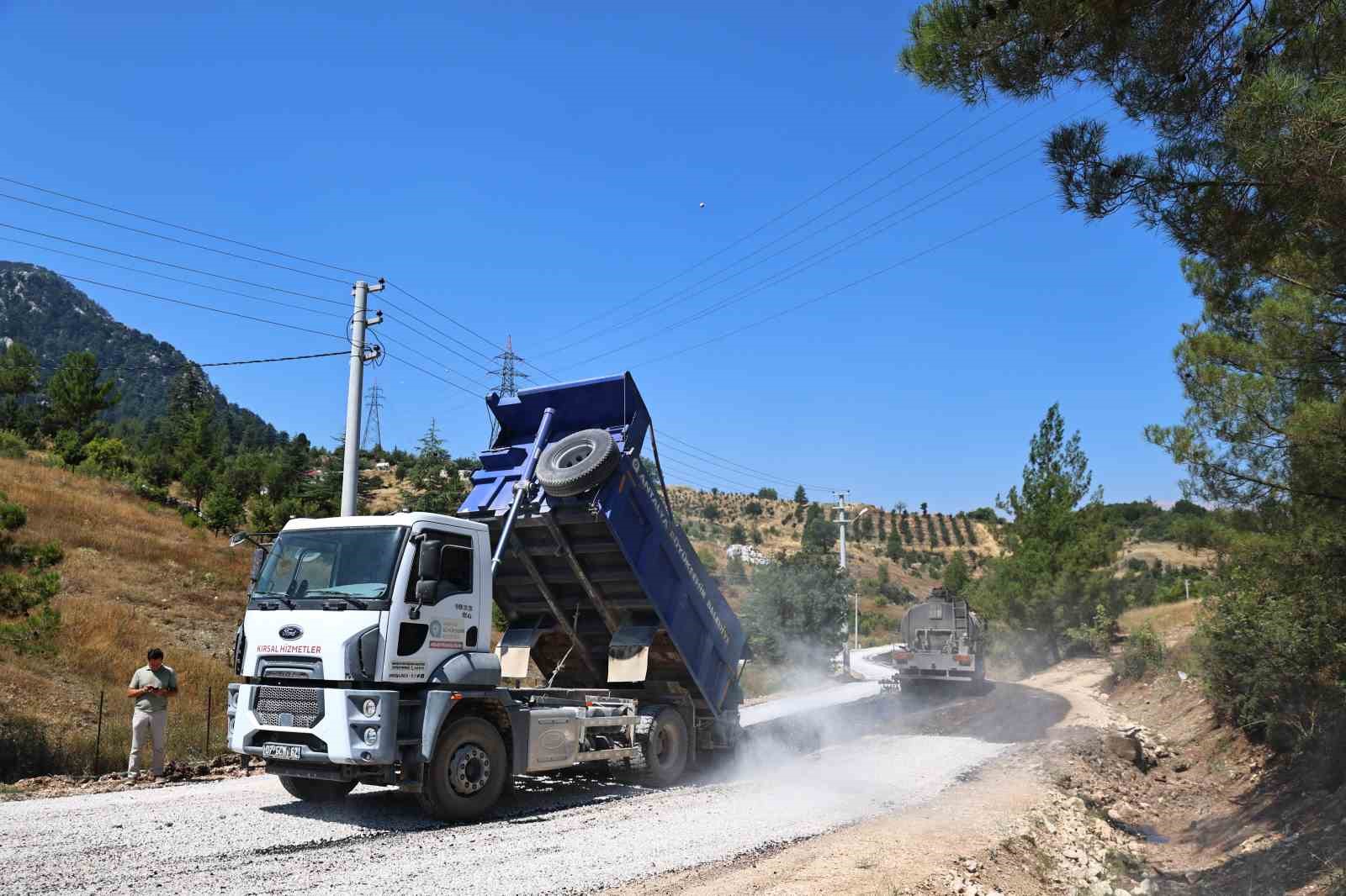 Kemer Ovacık Mahallesi’nin 3.5 kilometrelik yolu asfaltla buluştu