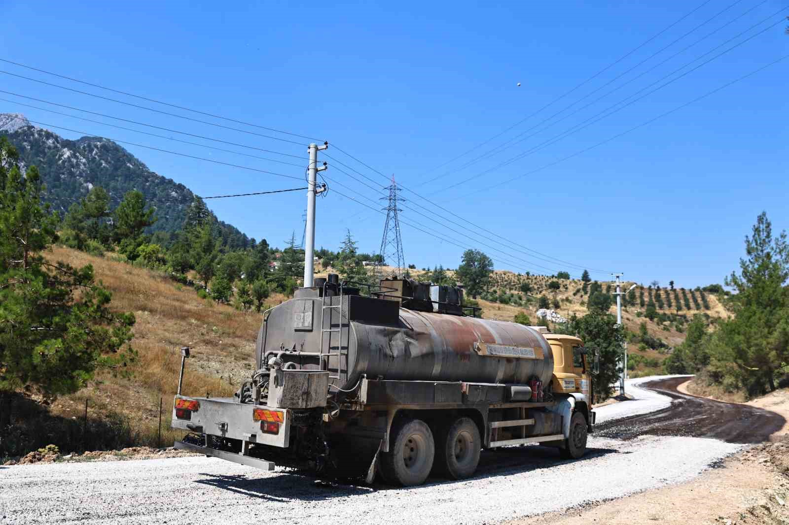 Kemer Ovacık Mahallesi&rsquo;nin 3.5 kilometrelik yolu asfaltla buluştu
