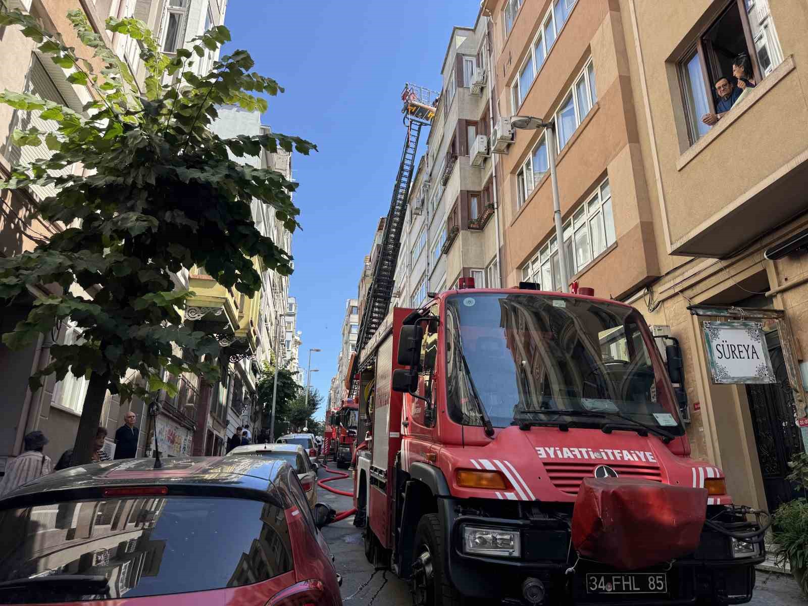 Şişli&rsquo;de restoran bacasında &ccedil;ıkan yangın paniğe neden oldu
