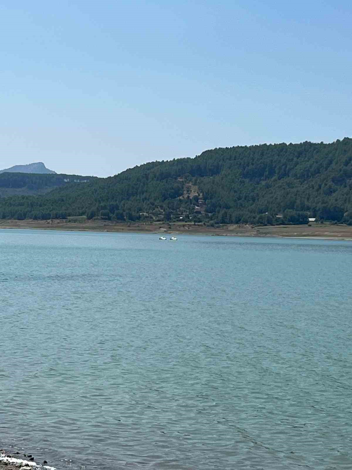 Barajdan su almaya &ccedil;alışan eğitim u&ccedil;uşu kalkamayarak d&uuml;şt&uuml;
