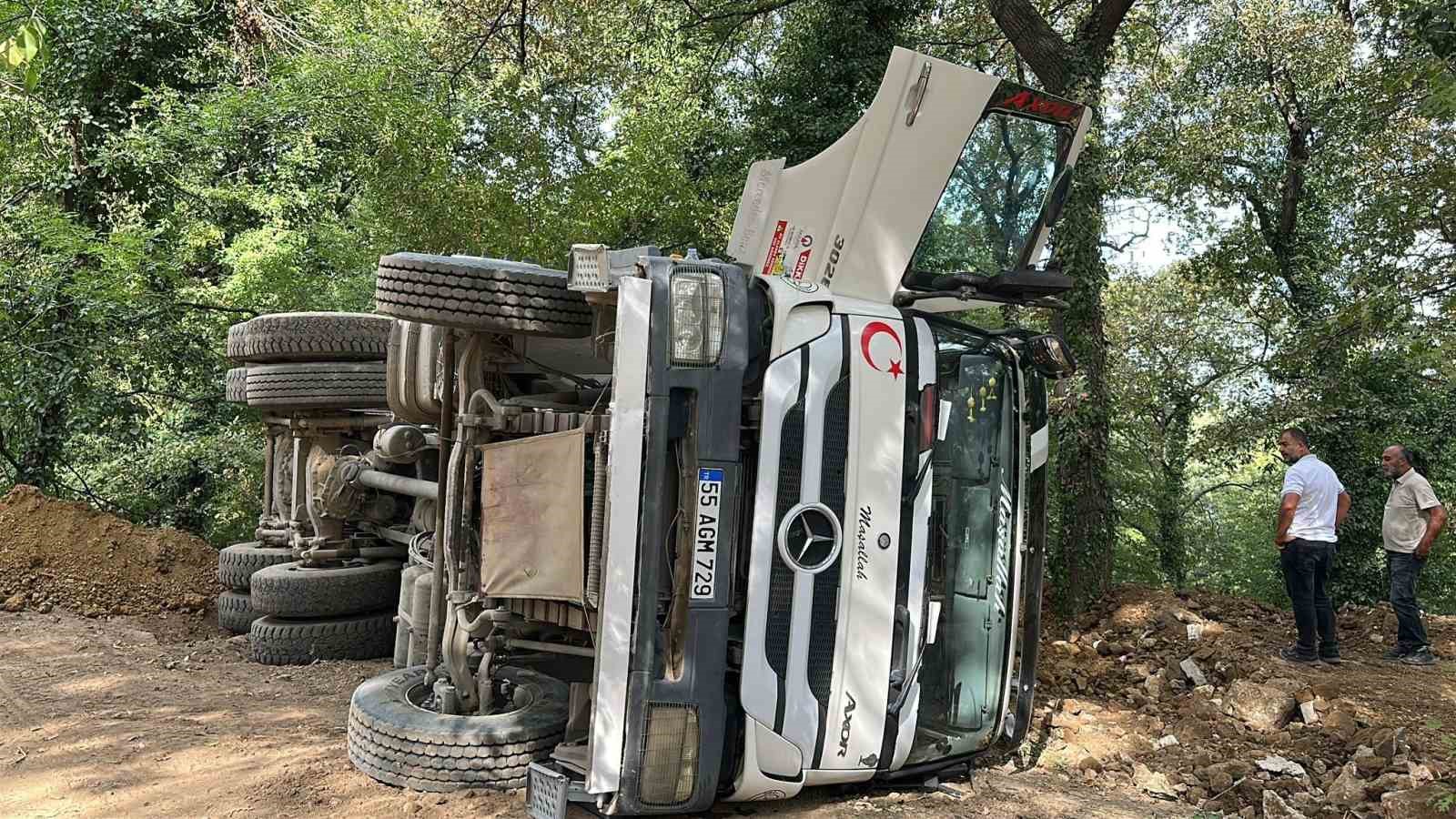 Samsun’da hafriyat kamyonu devrildi: 1 yaralı