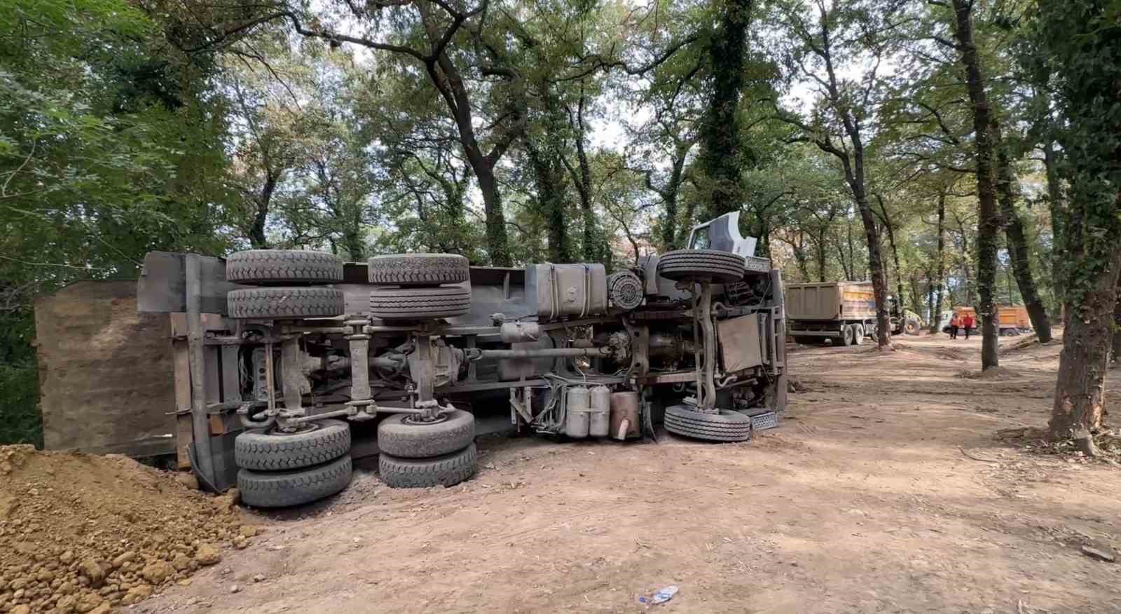 Samsun&rsquo;da hafriyat kamyonu devrildi: 1 yaralı
