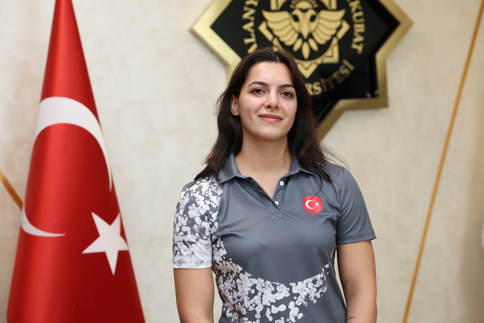 ALKÜ’lü şampiyona Rektör Türkdoğan’dan plaket
