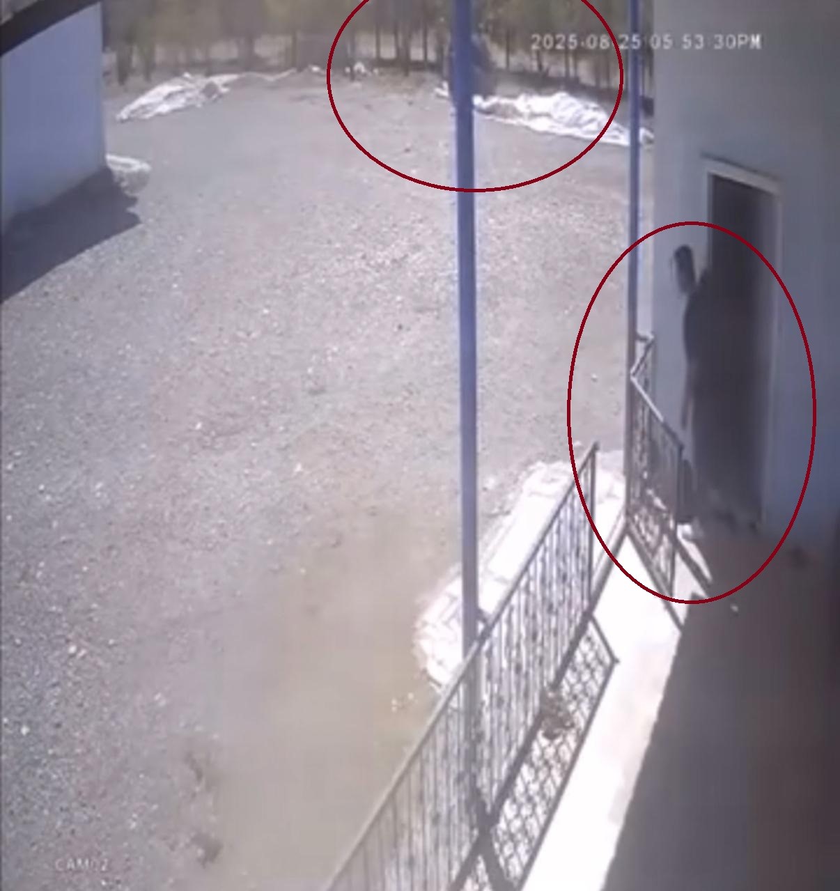 Diyarbakır’da el freni çekilmeyen otomobilin duvara çarptığı anlar kameraya yansıdı