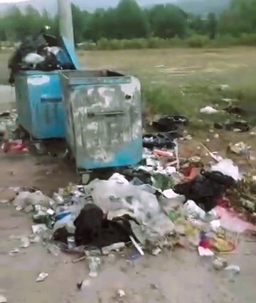 Pamukkale’de toplanmayan çöpler tepki çekti