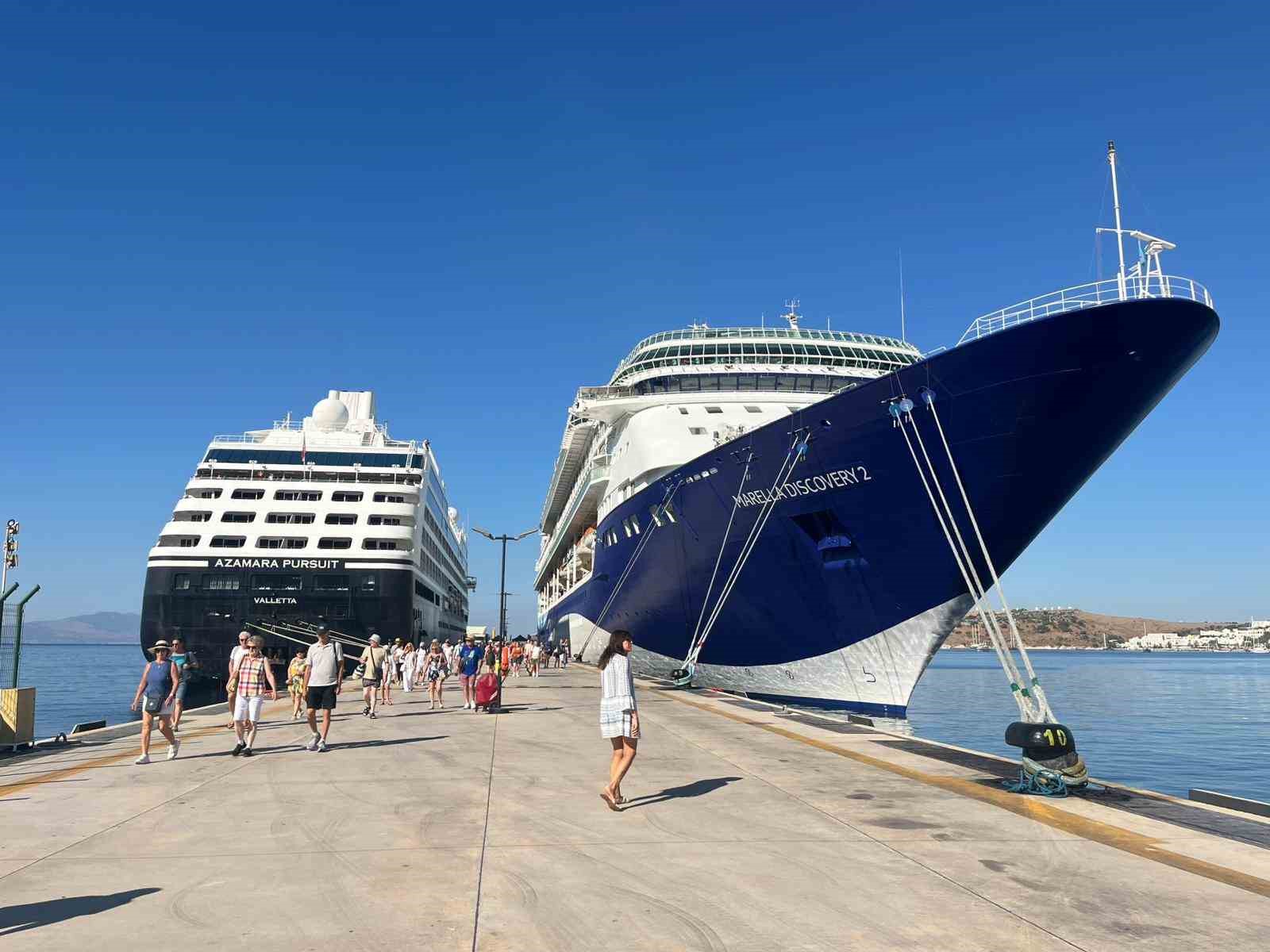 Bodrum&rsquo;a 2 gemi ile 2 bin 609 turist geldi
