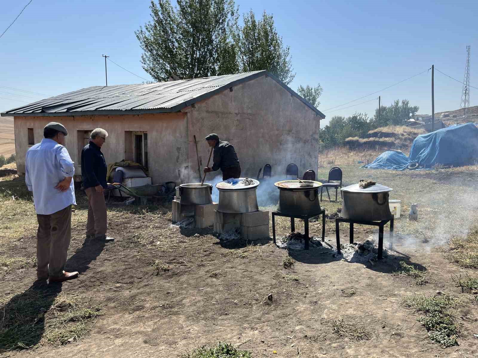 Kars’ta 78 yaşındaki düğün aşçısı 30 yıldır kazanda aşk pişiriyor