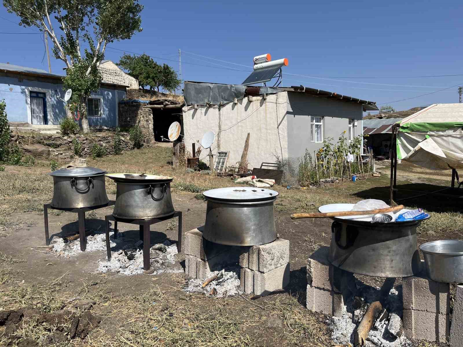 Kars&rsquo;ta 78 yaşındaki d&uuml;ğ&uuml;n aş&ccedil;ısı 30 yıldır kazanda aşk pişiriyor
