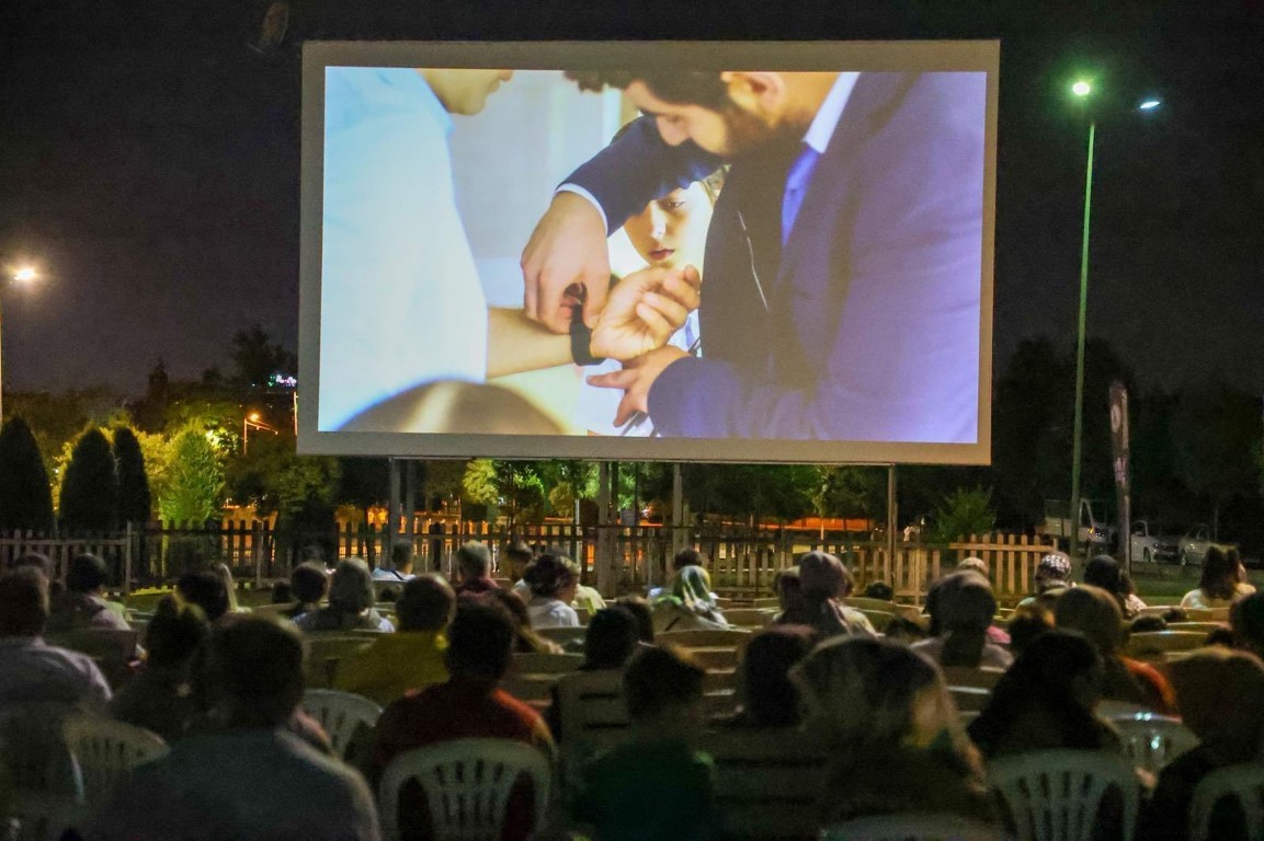 A&ccedil;ık havada sinema keyfi
