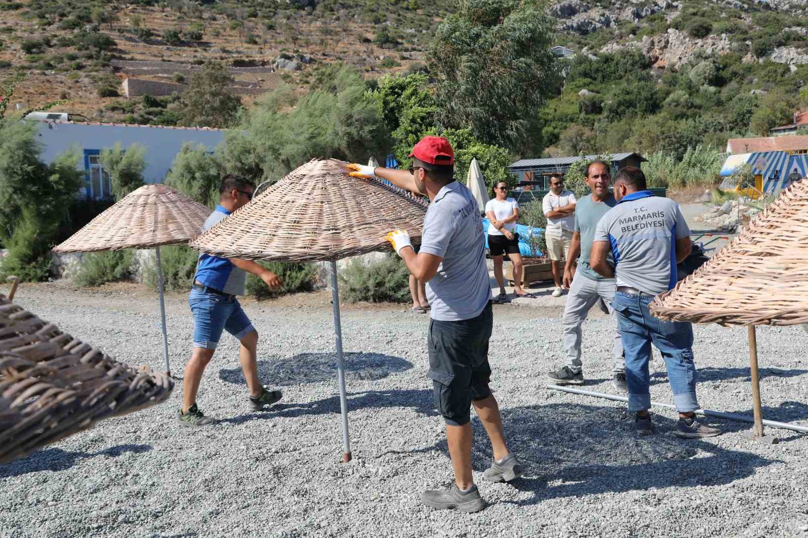 Sezon bitti, Marmaris Belediyesi plajları d&uuml;zenlemeye başladı
