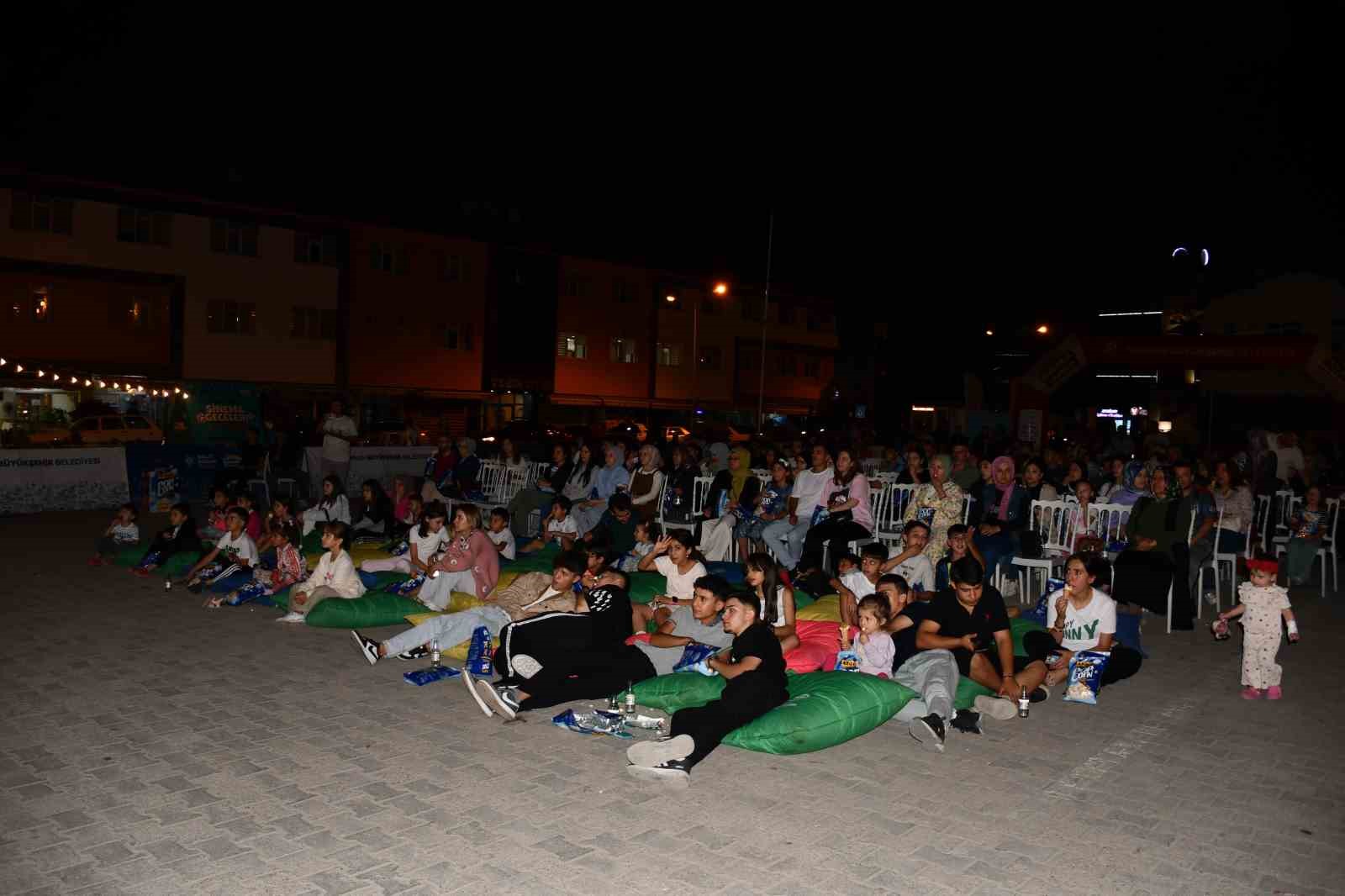 Vezirk&ouml;pr&uuml;&rsquo;de a&ccedil;ık hava sineması ile yaz akşamı keyfi
