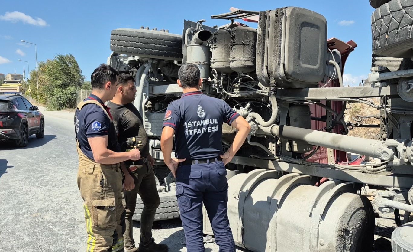 Sultangazi&rsquo;de hafriyat y&uuml;kl&uuml; tır devrildi: 1 yaralı
