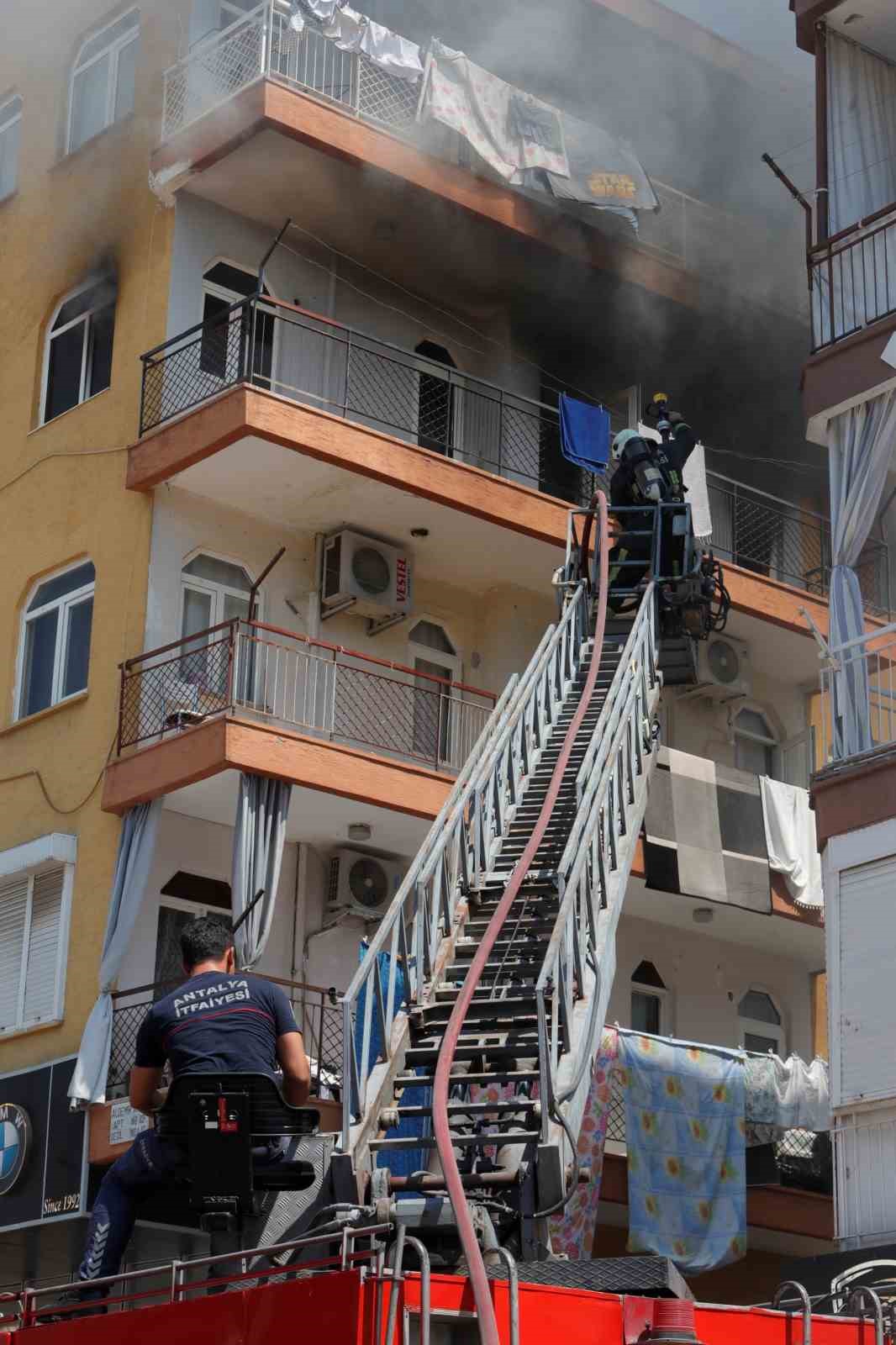 Evinin yandığını g&ouml;ren ev sahibi itfaiyenin &ccedil;alışmasını &ccedil;aresiz şekilde izledi
