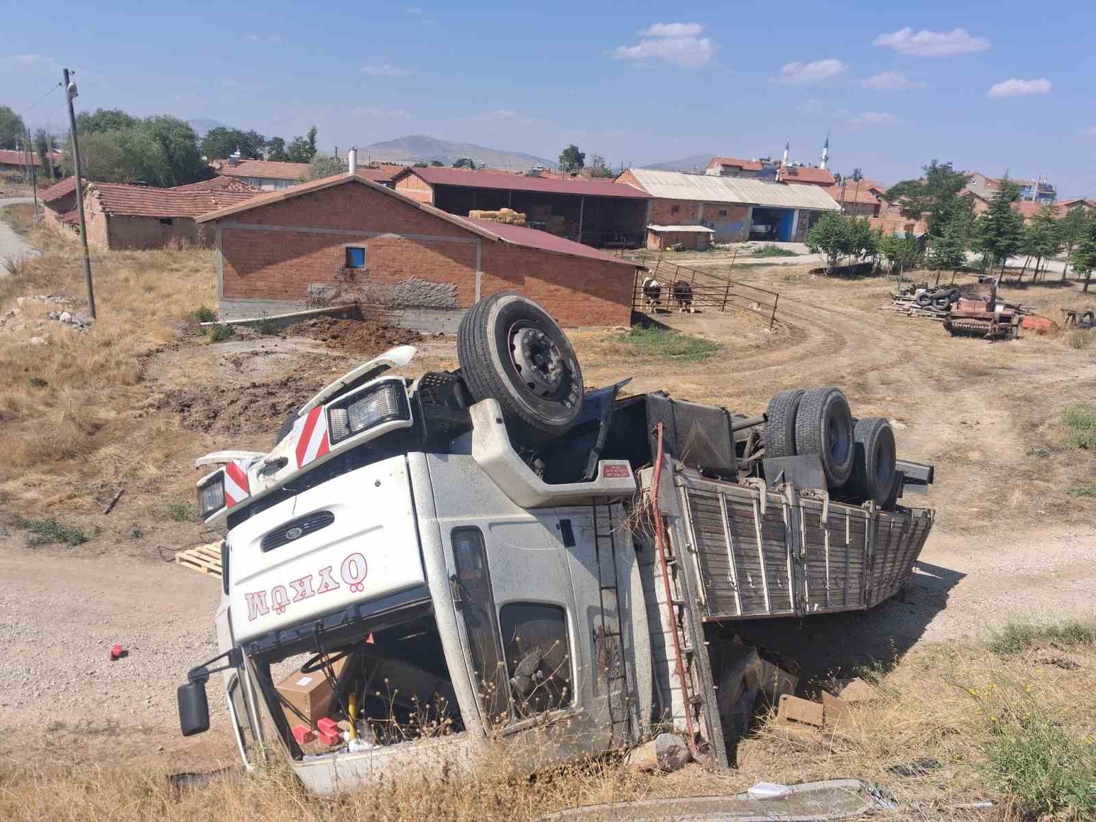 K&uuml;tahya&rsquo;da inşaat malzemesi y&uuml;kl&uuml; kamyon devrildi: 1 yaralı
