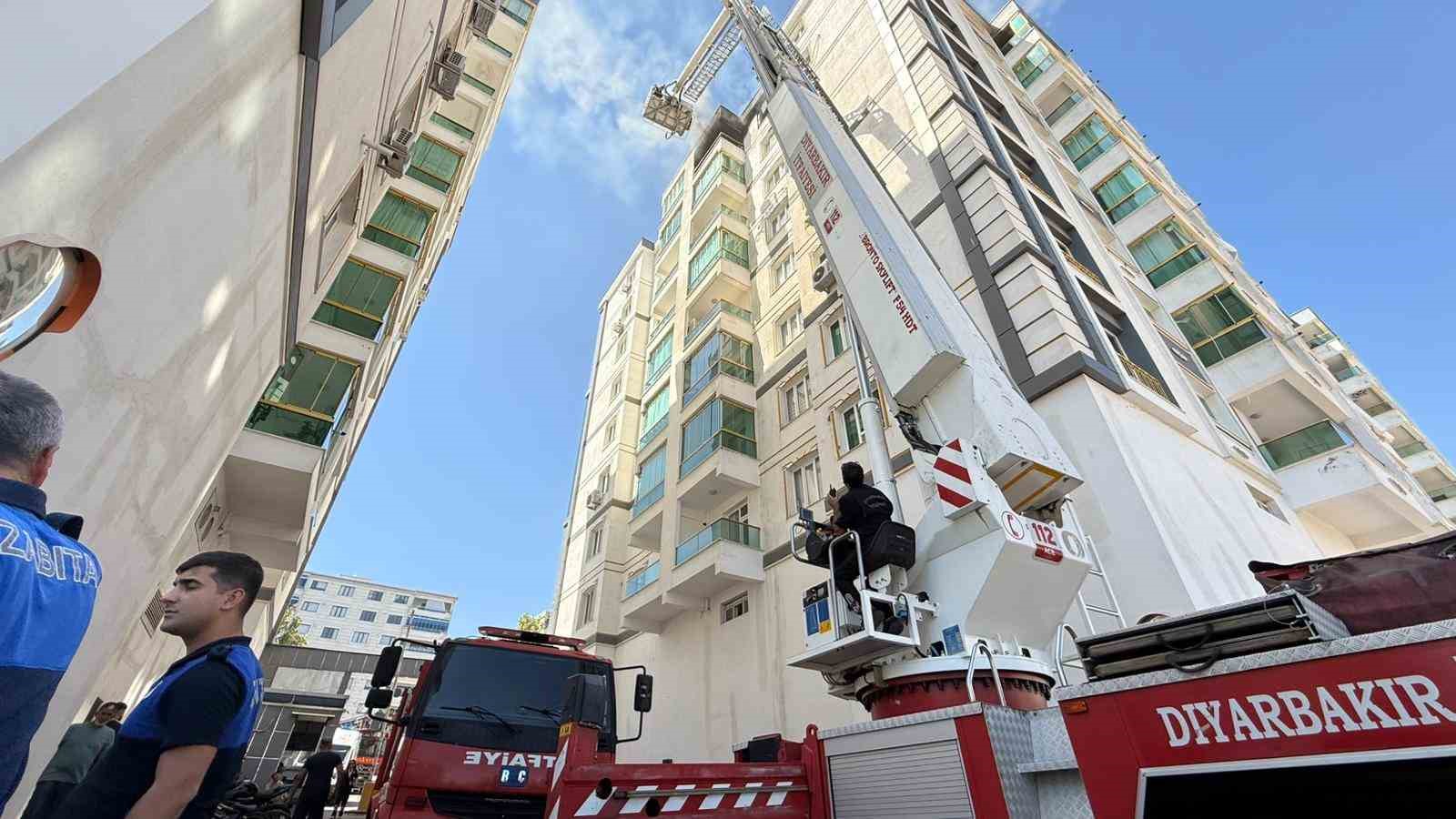 Diyarbakır&rsquo;da 8 katlı binada korkutan yangın: Vatandaşlar tahliye edildi
