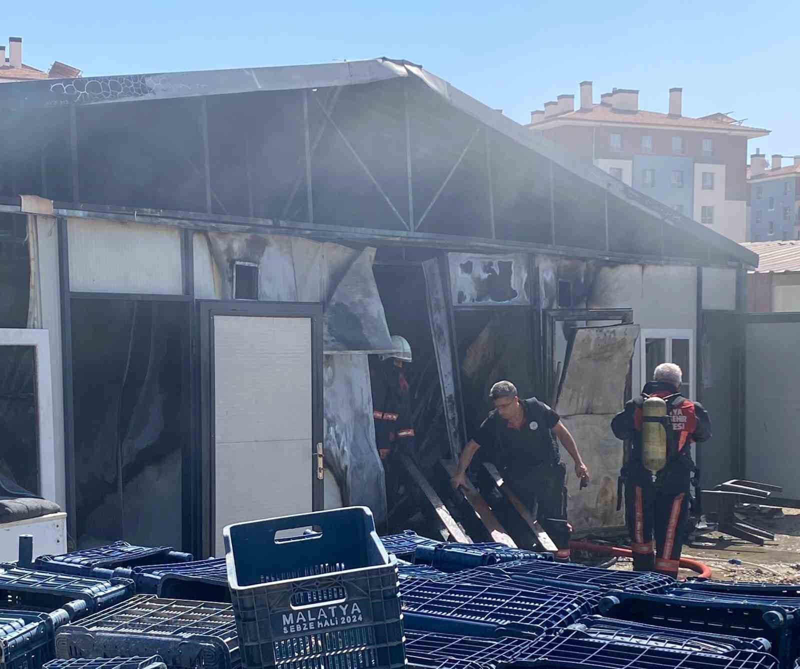 Malatya&rsquo;da şantiyede korkutan yangın
