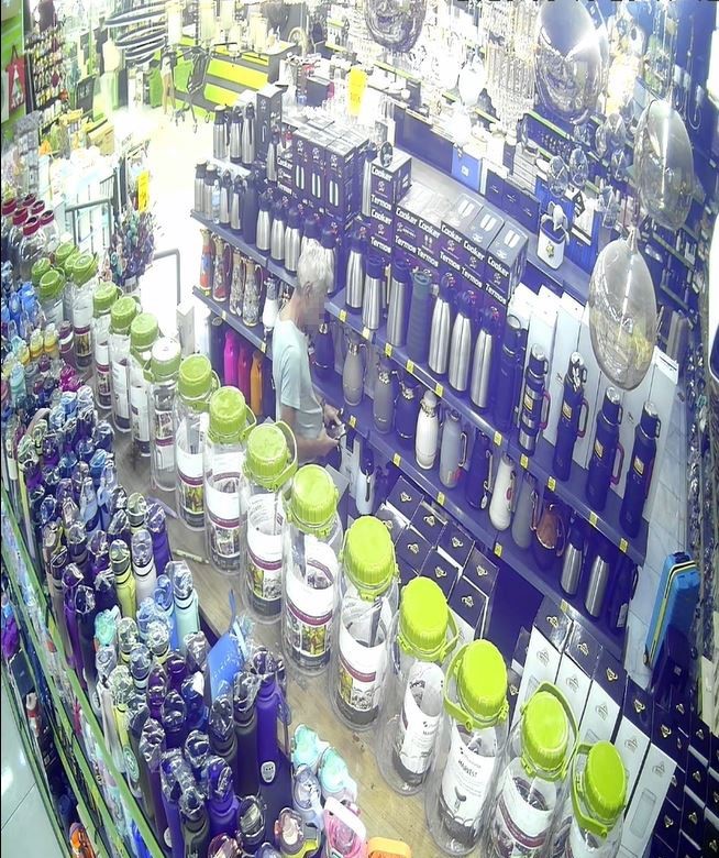 Beyl&uuml;kd&uuml;z&uuml;&rsquo;nde m&uuml;şteri gibi girdiği d&uuml;kkandan termos ve telefon &ccedil;alan Cezayirli yakalandı
