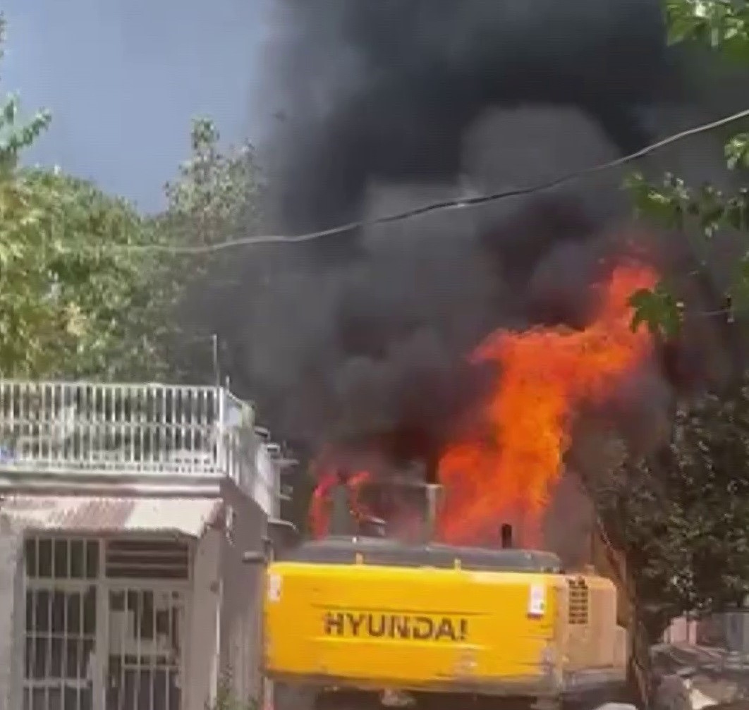 Altyapı çalışması yapan iş makinesi alev topuna döndü