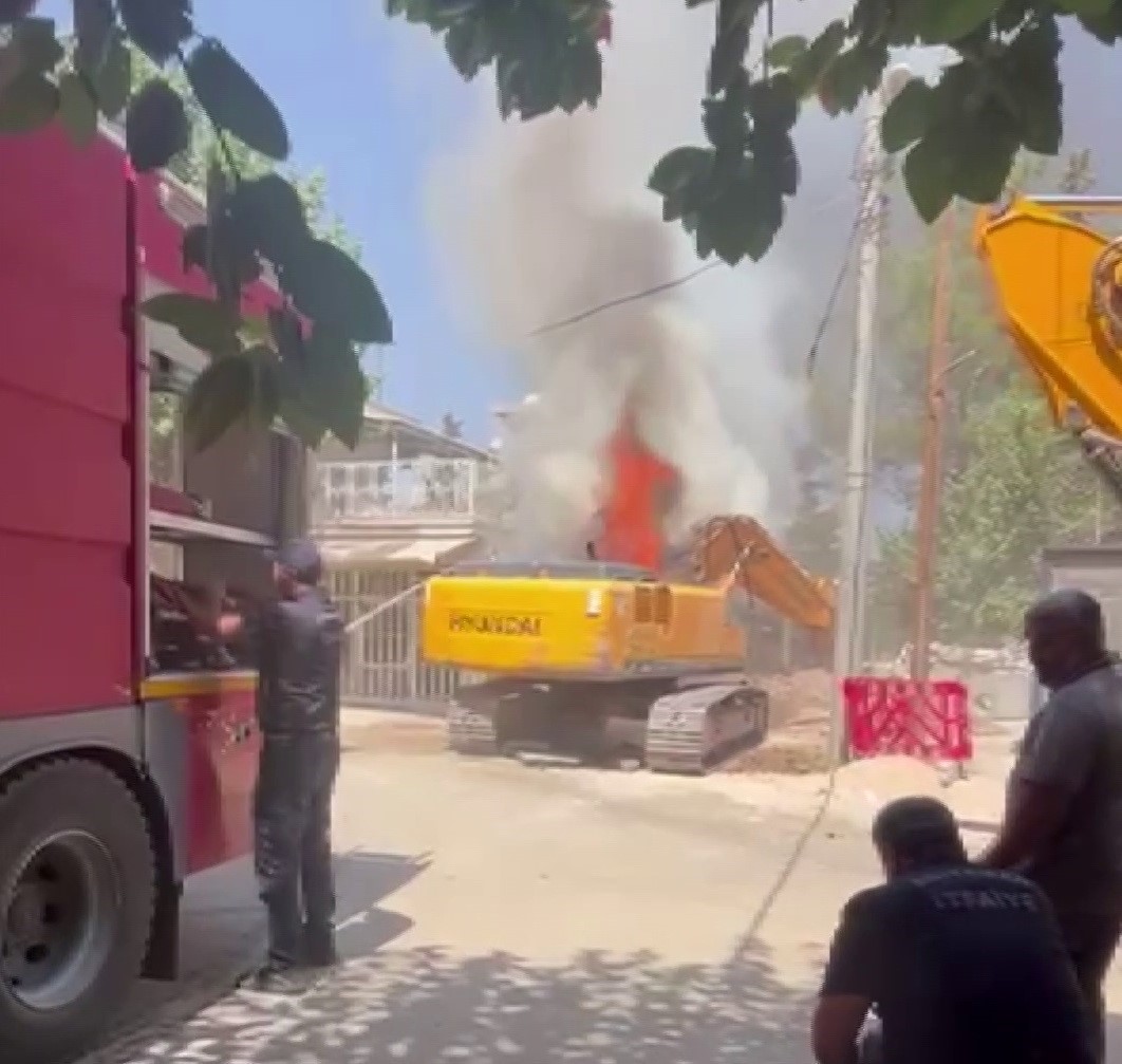 Altyapı &ccedil;alışması yapan iş makinesi alev topuna d&ouml;nd&uuml;
