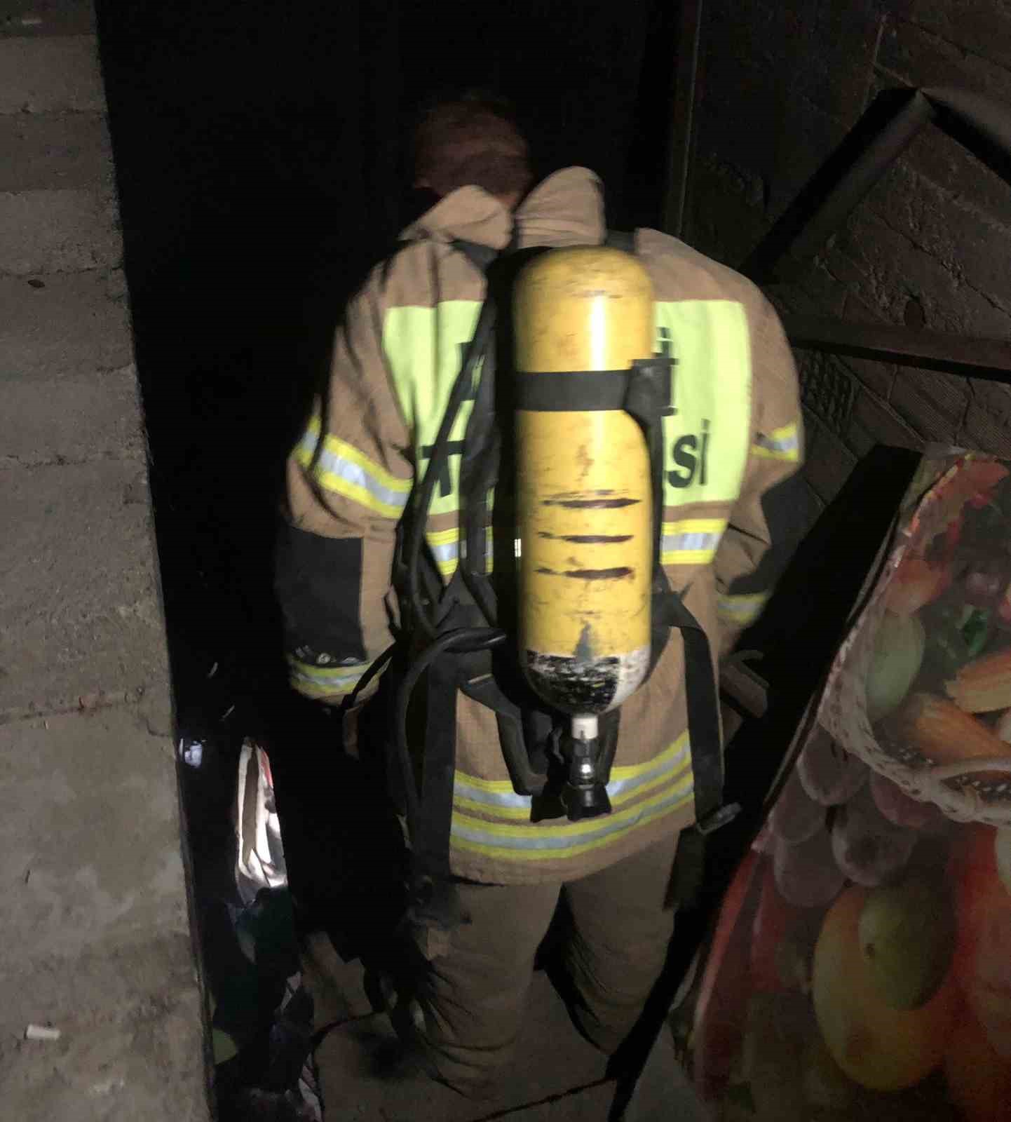 İş yeri bodrumunda &ccedil;ıkan yangın korkuttu
