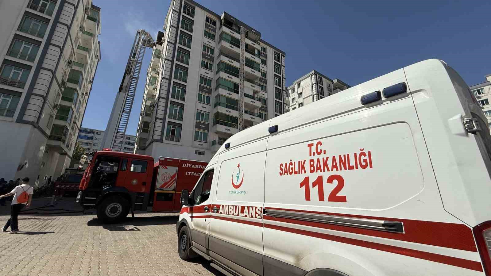 Diyarbakır’daki yangın söndürüldü, 3 itfaiye eri dumandan etkilendi