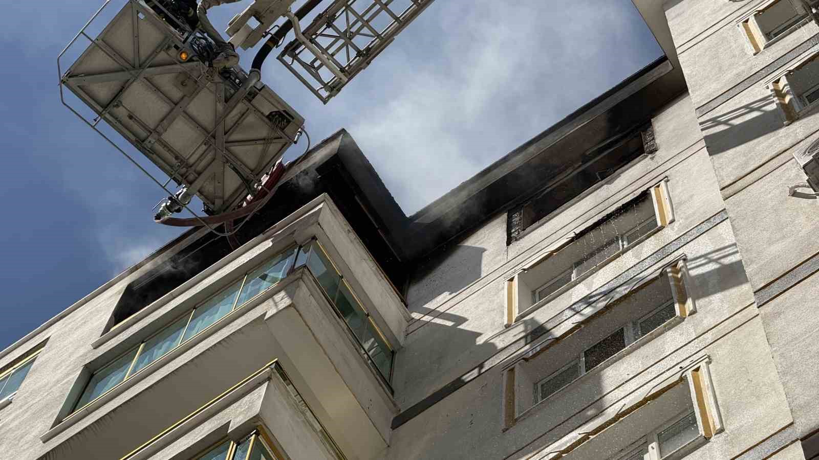 Diyarbakır&rsquo;daki yangın s&ouml;nd&uuml;r&uuml;ld&uuml;, 3 itfaiye eri dumandan etkilendi
